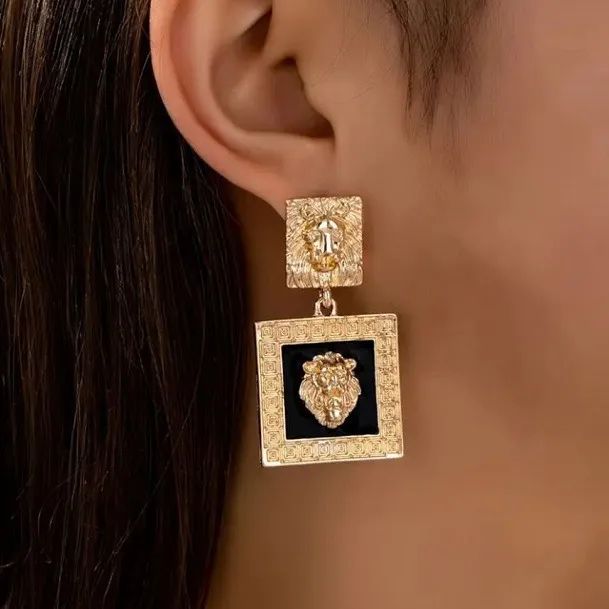 Brinco de Leão Quadrado Dourado (novo)