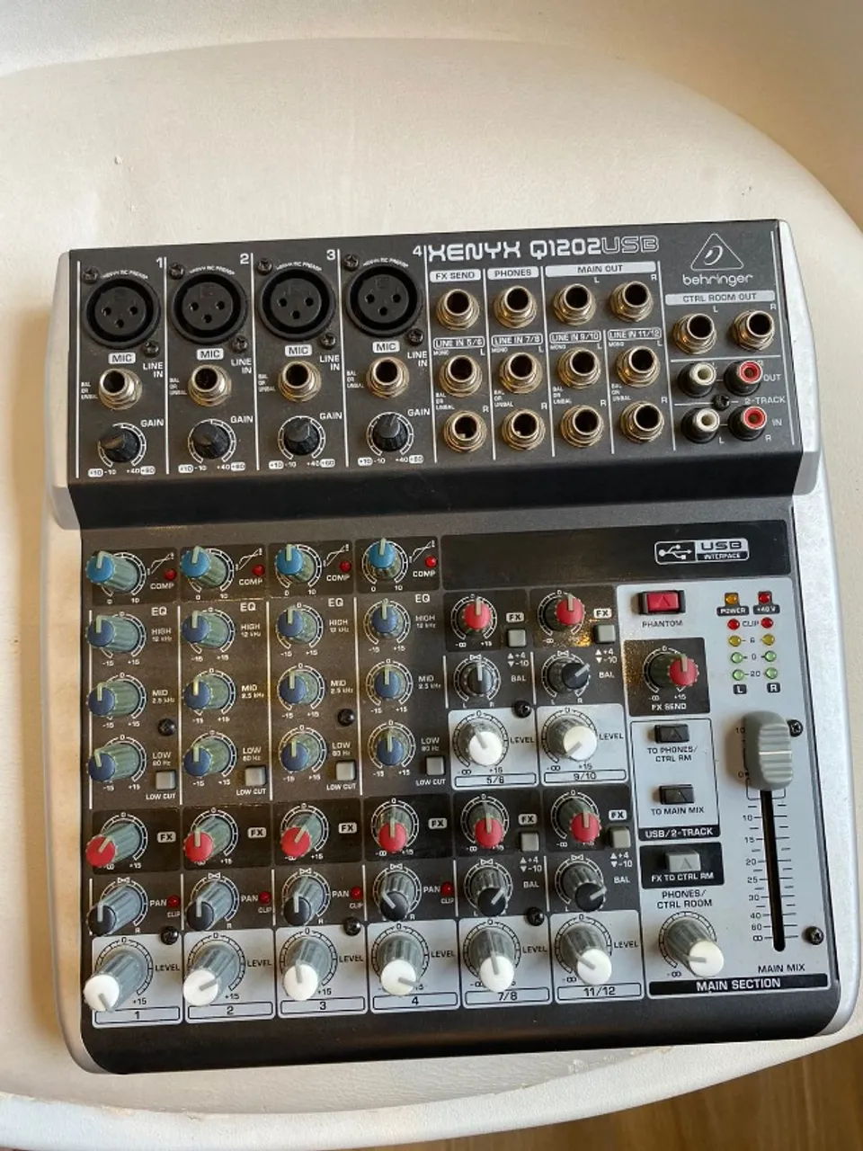Mesa de Som Xenyx Q-1202 USB - Behringer