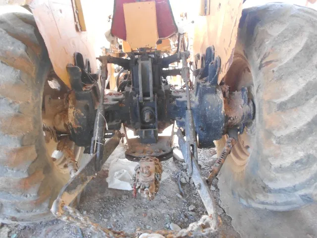 trator valmet 85ID com lâmina.