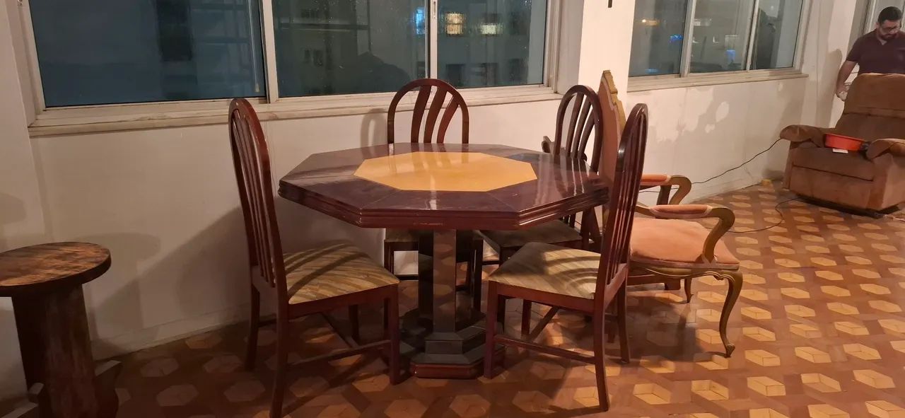 conjunto de mesa de jantar octogonal com seis cadeiras de madeira dos anos 70 - Foto 4