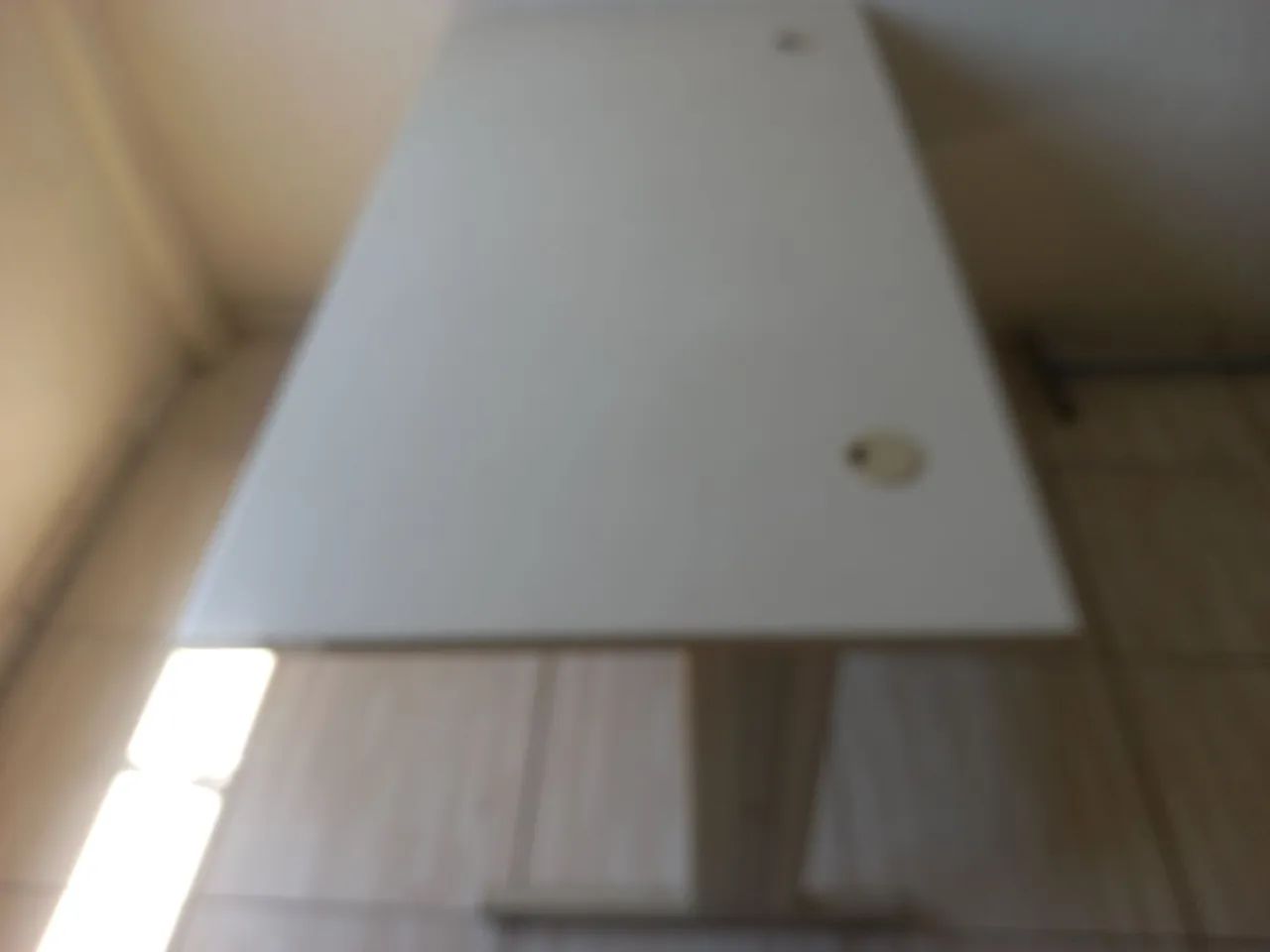 Mesa de escritório semi nova com dua gavetas - Foto 2