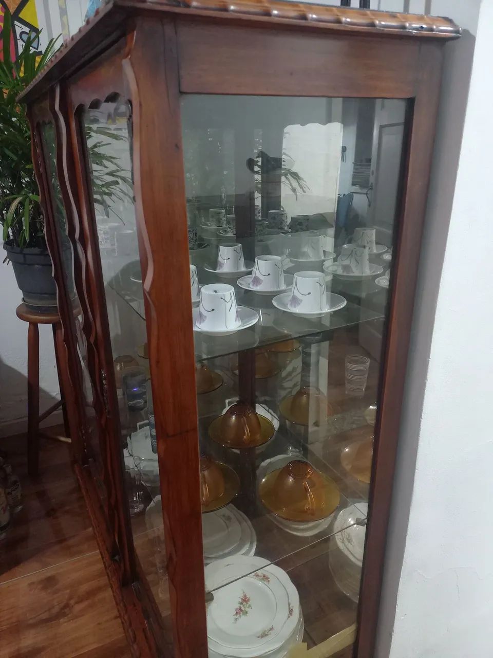 CRISTALEIRA MADEIRA ANTIGA  COM VIDRO BISOTADO  - Foto 3