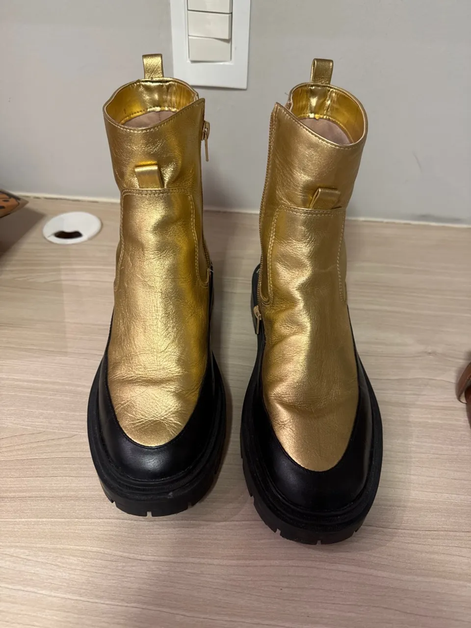 Botas Douradas com Sola Preta