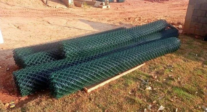 Fabricamos e instalamos tela de alambrado revestido em PVC de alta aderência / Alambrado - Foto 4