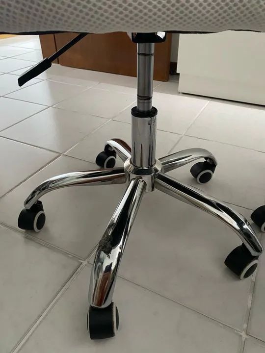 Cadeiras para escritorio - pouquíssimo uso, comprei na Leroy.. - Foto 3