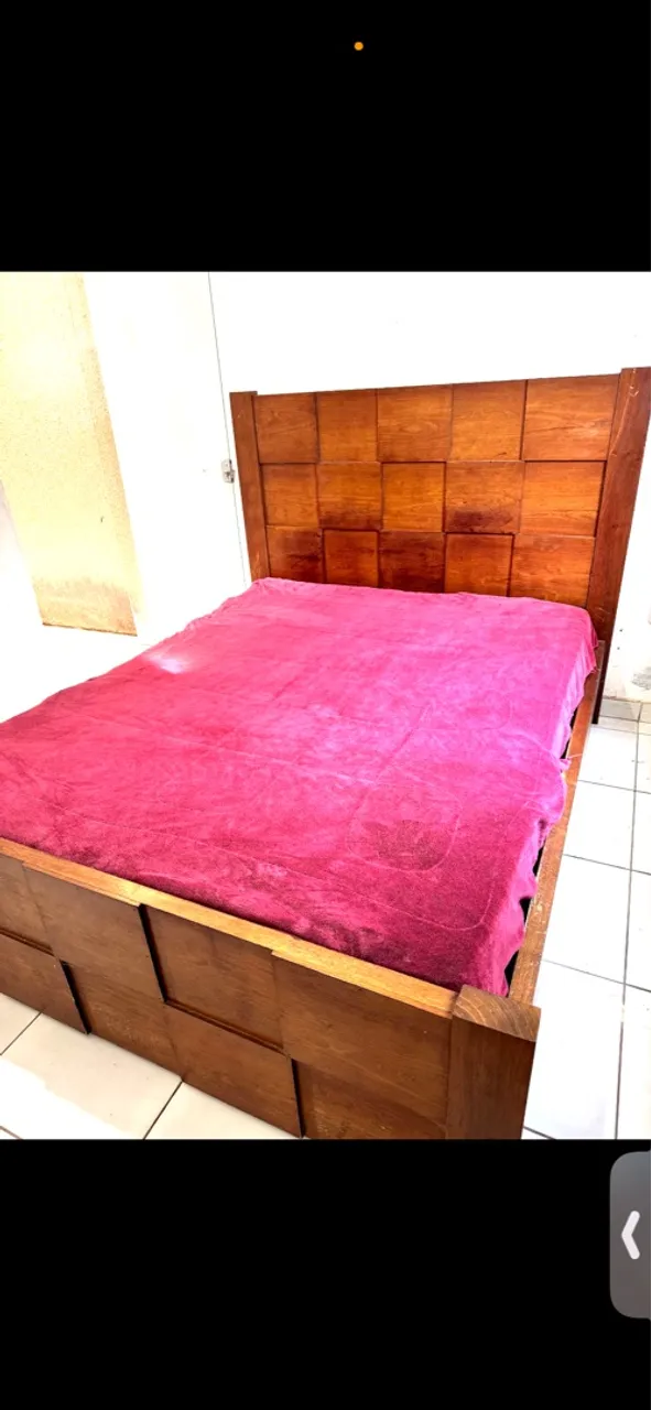 Cama de Madeira com Cabeceira Encaixada e Cobre Leito