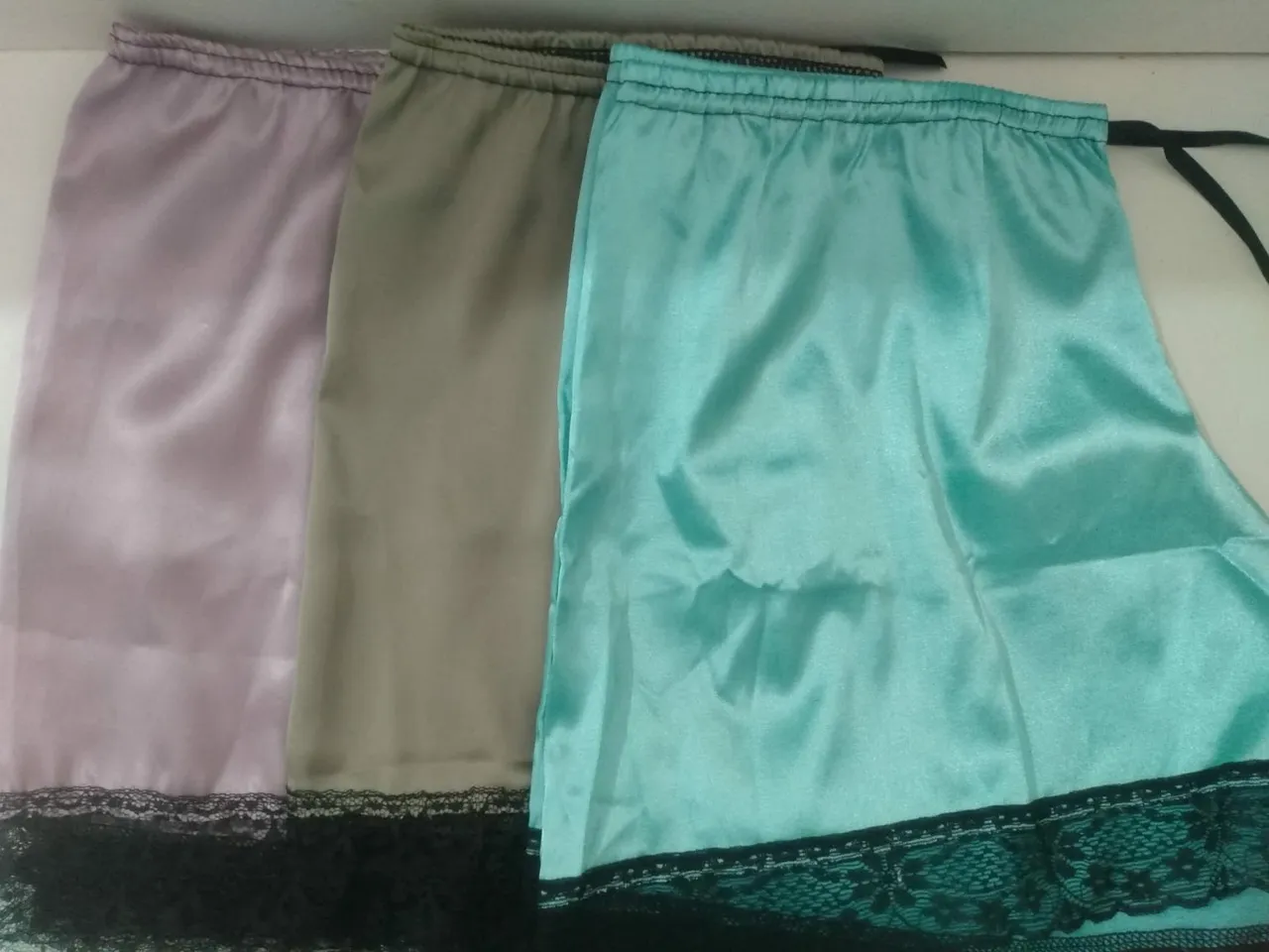 Shorts de Cetim com Renda - Cores Vibrantes