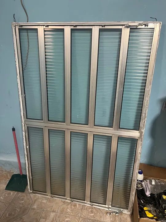 Janela basculante de Alumínio em ótimo estado - Foto 2