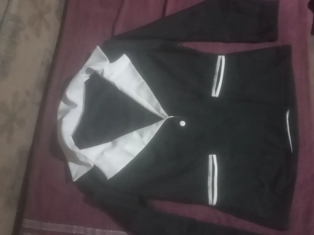 Blazer preto com detalhes brancos