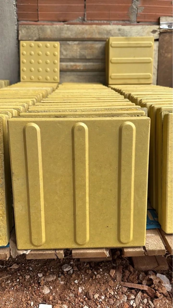 Pingadeiras e piso tátil 