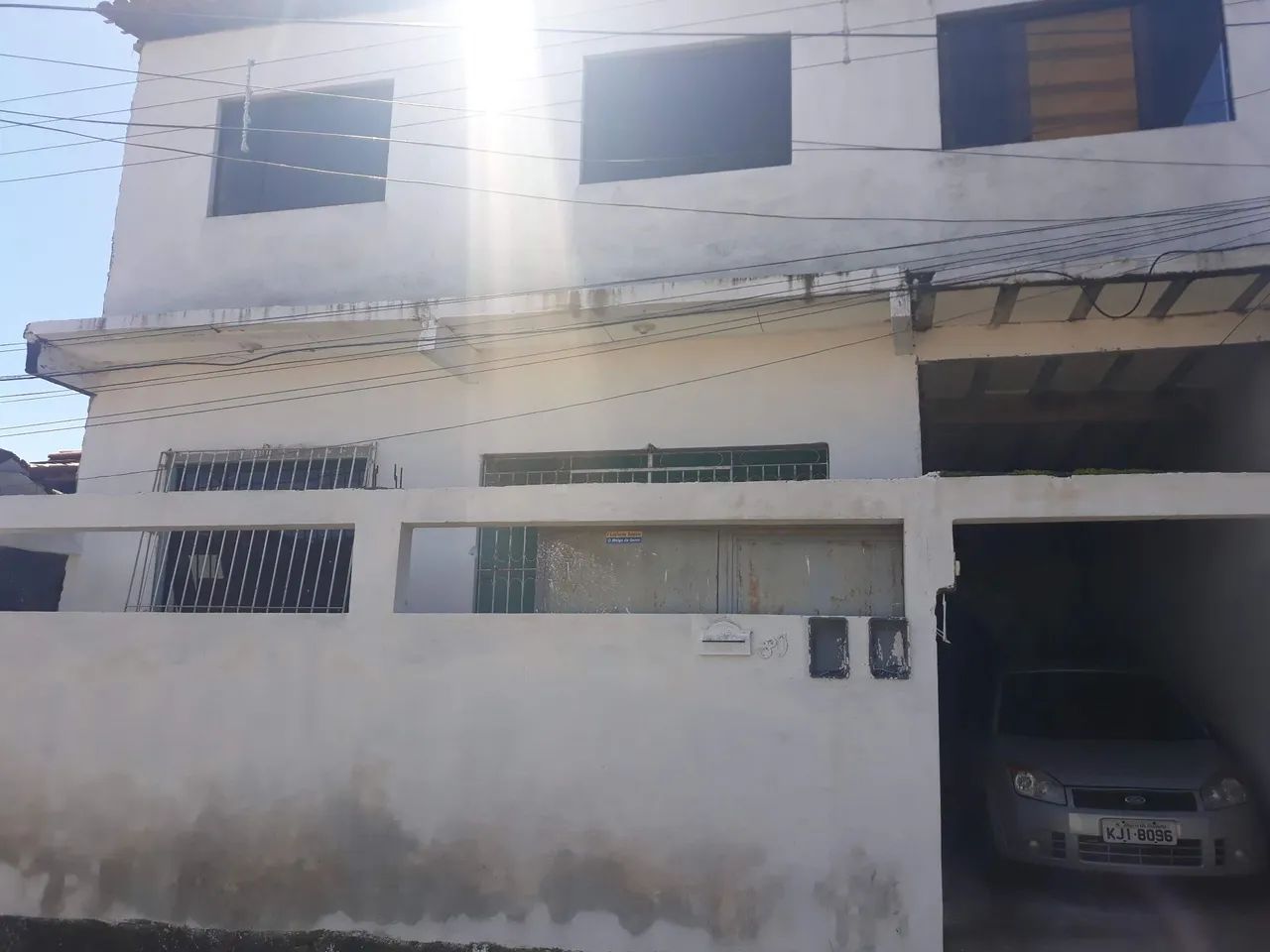 Vende-se uma casa duplex localizada na rua é 80