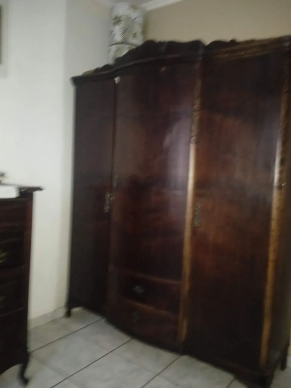 Lindo guarda-roupa de madeira com design clássico - Foto 4