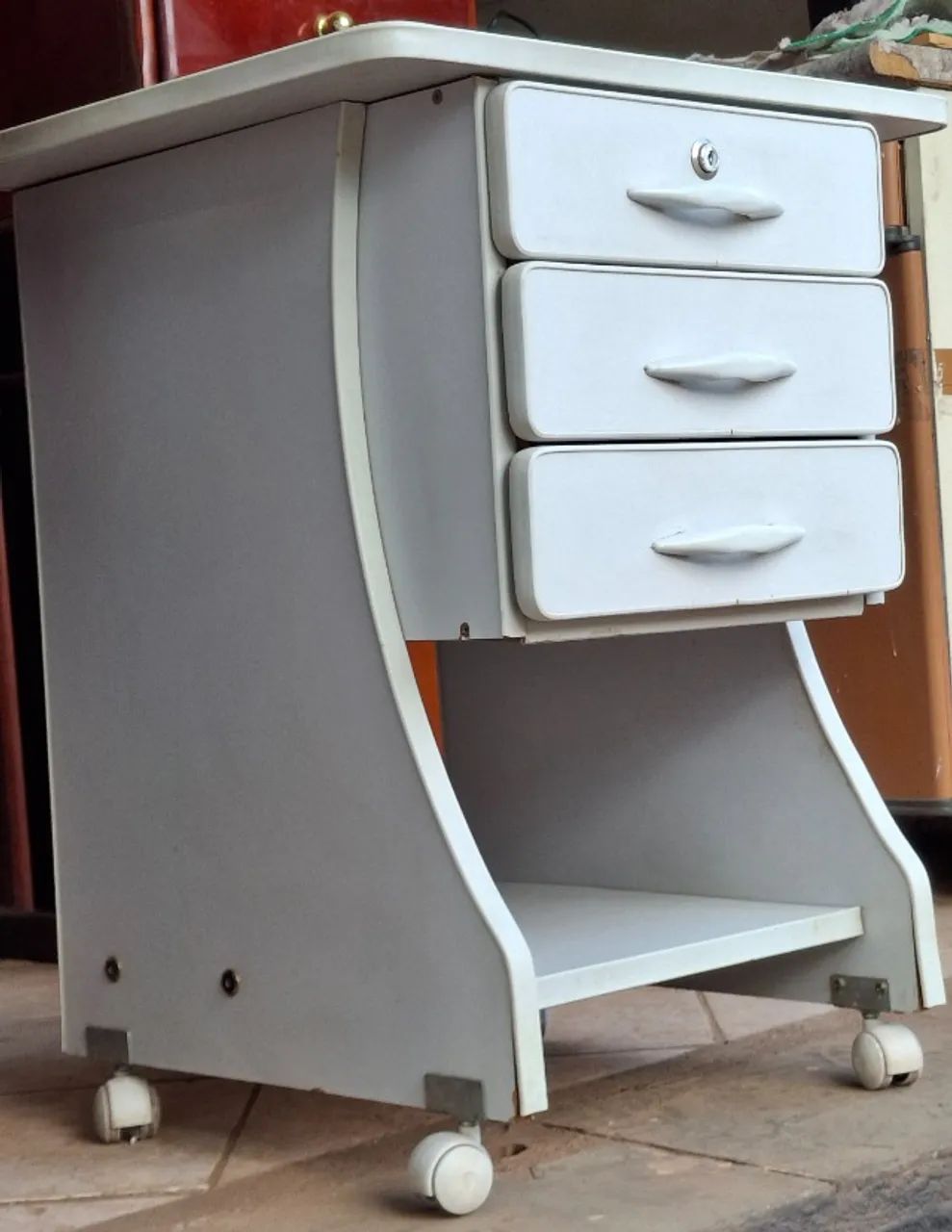 Mesa Auxiliar com Rodinhas 3 Gavetas e Nicho Inferior