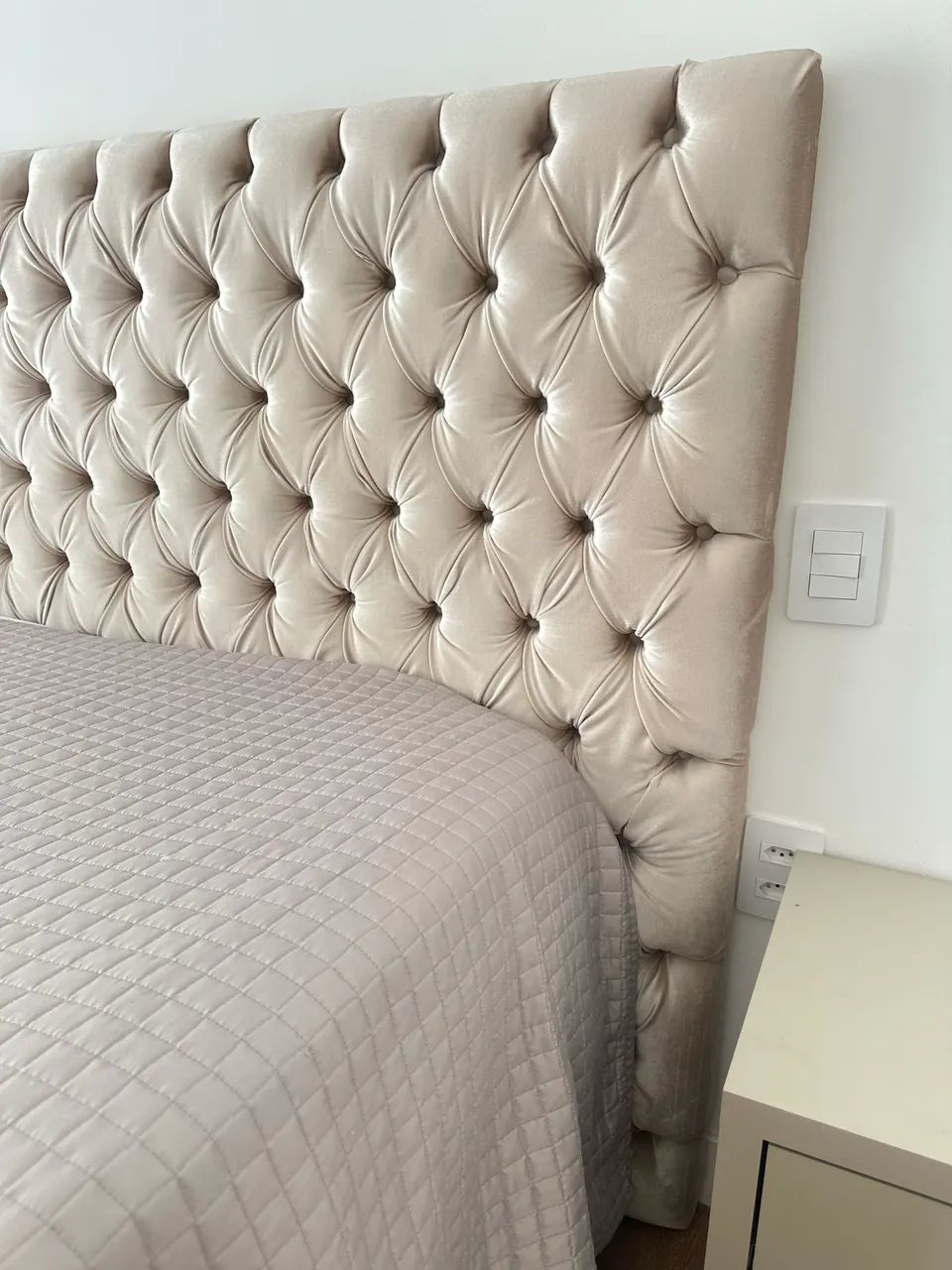 Cabeceira em veludo nude para cama Queen - Foto 2