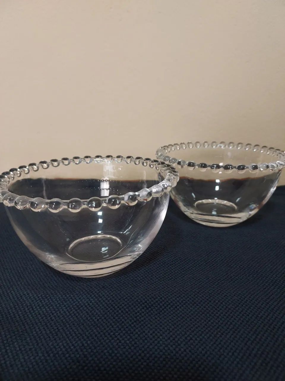Jogo de 2 bowls de Vidro com Detalhe em bolinhas