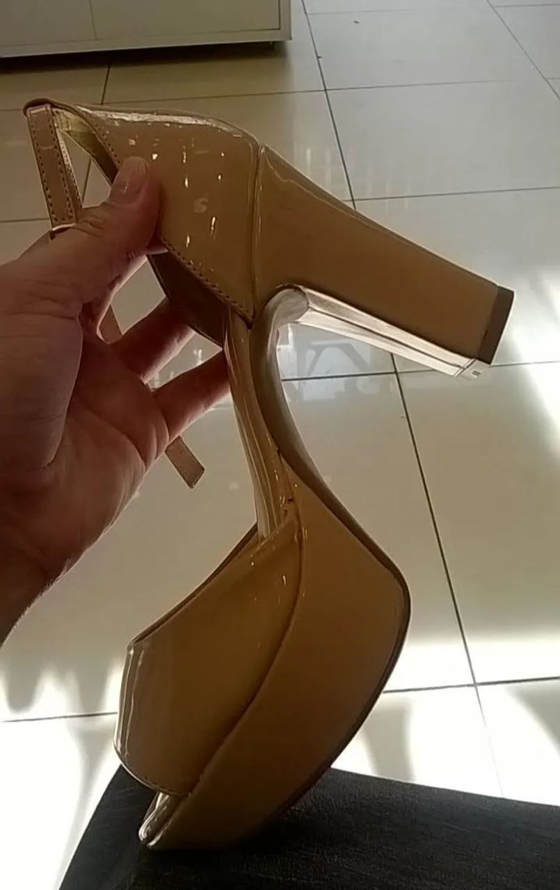 Sandália nude verniz semi nova