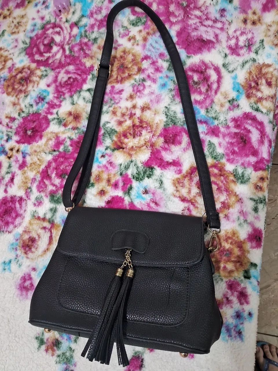 Bolsa preta com detalhes em tassel
