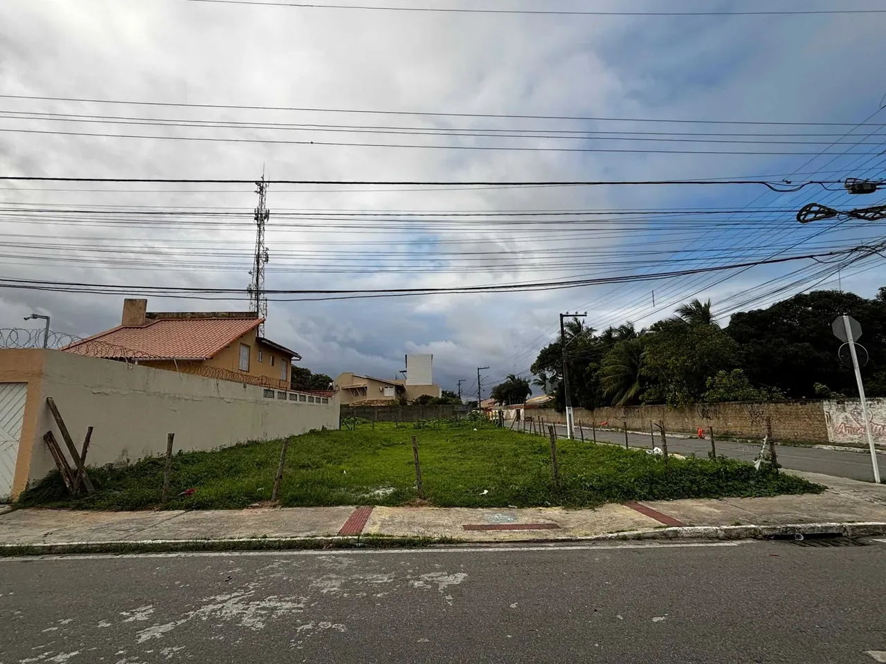 Lote na Coroa do Meio - Atrás do clube do Banese