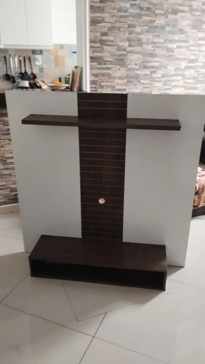 Painel de tv na cor branco com marrom tá todo bom,tá bem conservado. - Foto 2