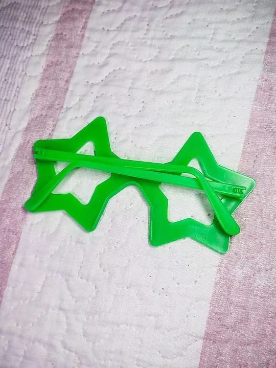 Óculos de Plástico em formato de Estrelas - Verde - Foto 2