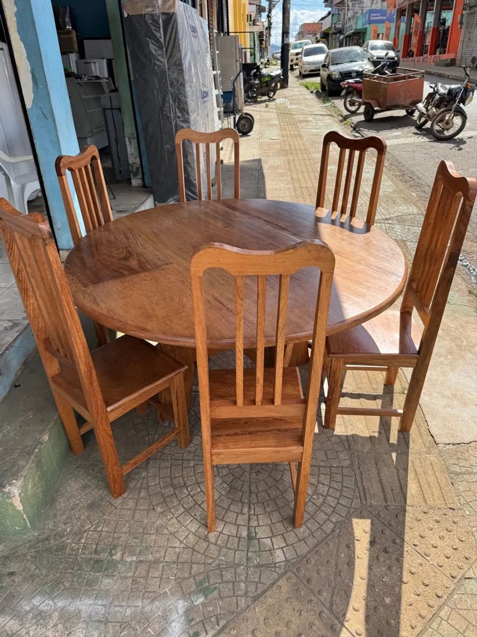 Mesa de madeira com 06 cadeiras
