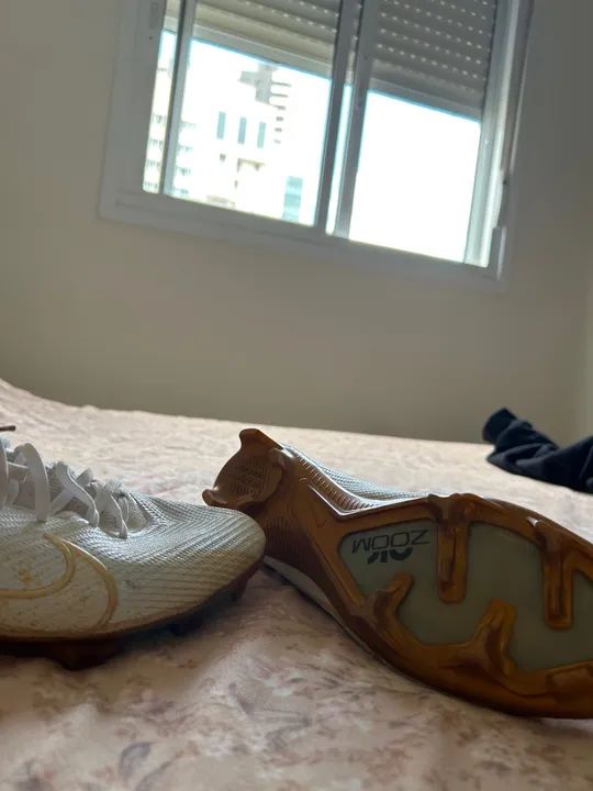 Chuteiras Nike Mercurial Vapor - Branco e Dourado - Foto 3
