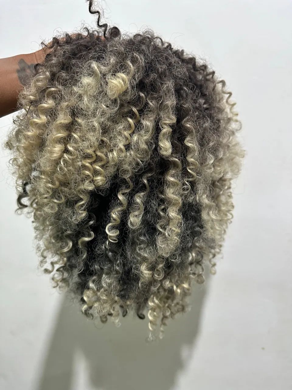 Lace Wig orgânica com mechas platinadas  - Foto 3