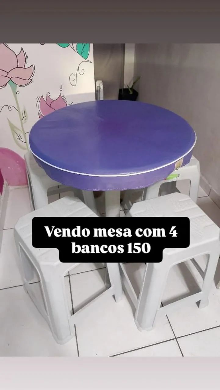 Mesa + 4 bancos + toalha de mesa
