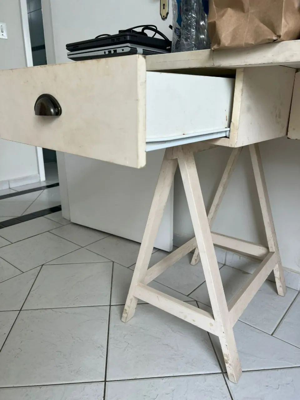 Mesa grande 2.40m com cavaletes e gavetas - Foto 2