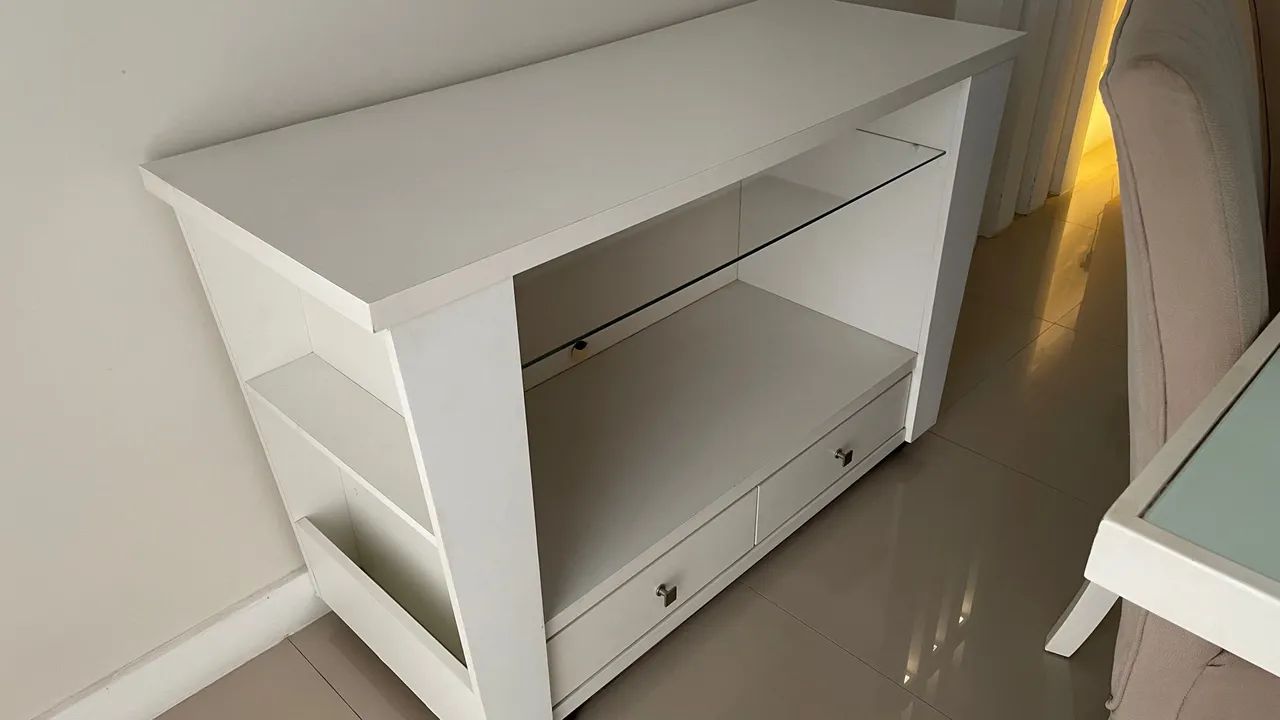 Rack de TV branco com 2 gavetas