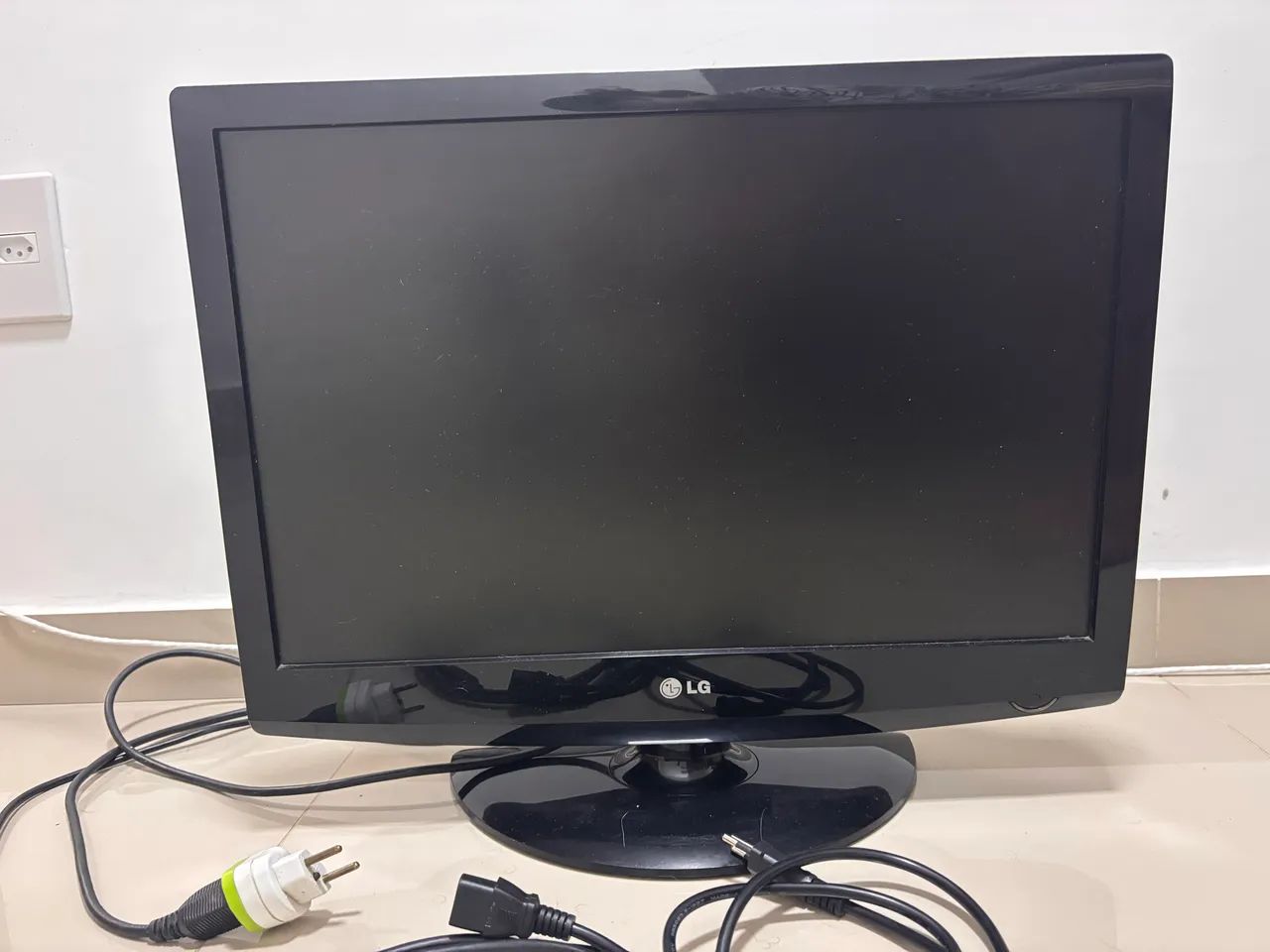 LG TV 22 inches64595545305730120