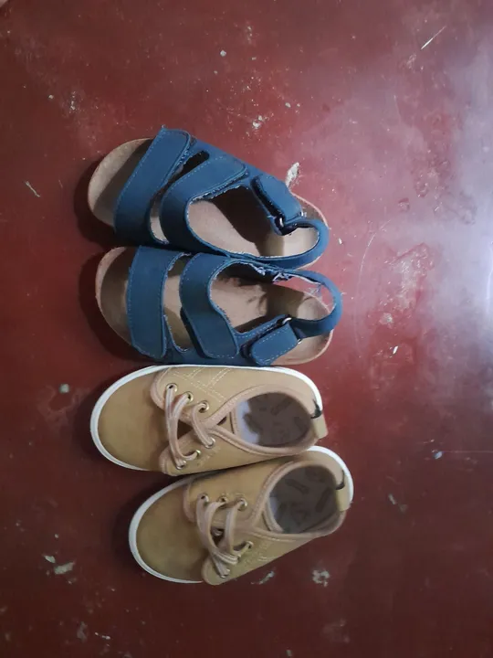 Dois canguru e outro pra aprender anda dois sapato uma garrafa de água