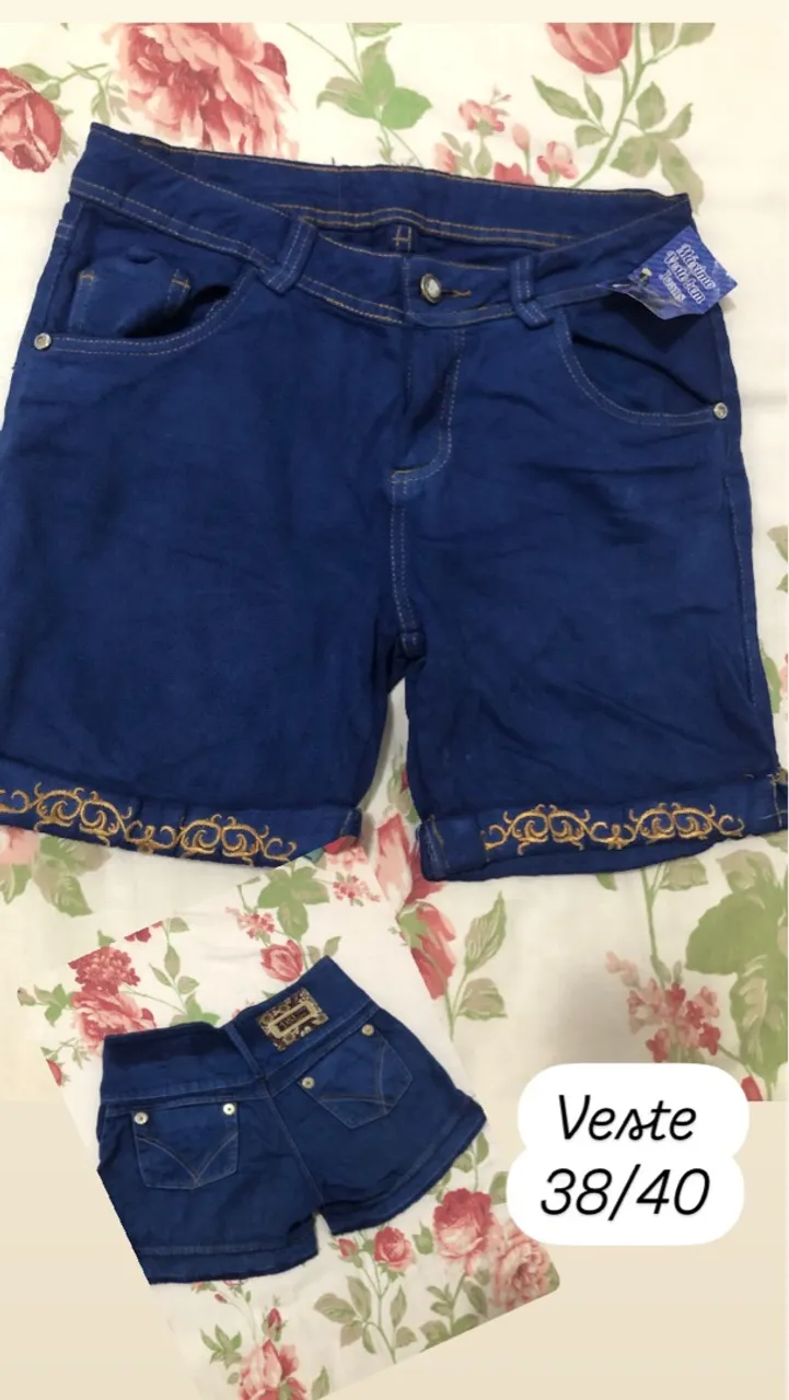 Shorts Jeans Azul com Detalhes Dourados - Veste 38/40