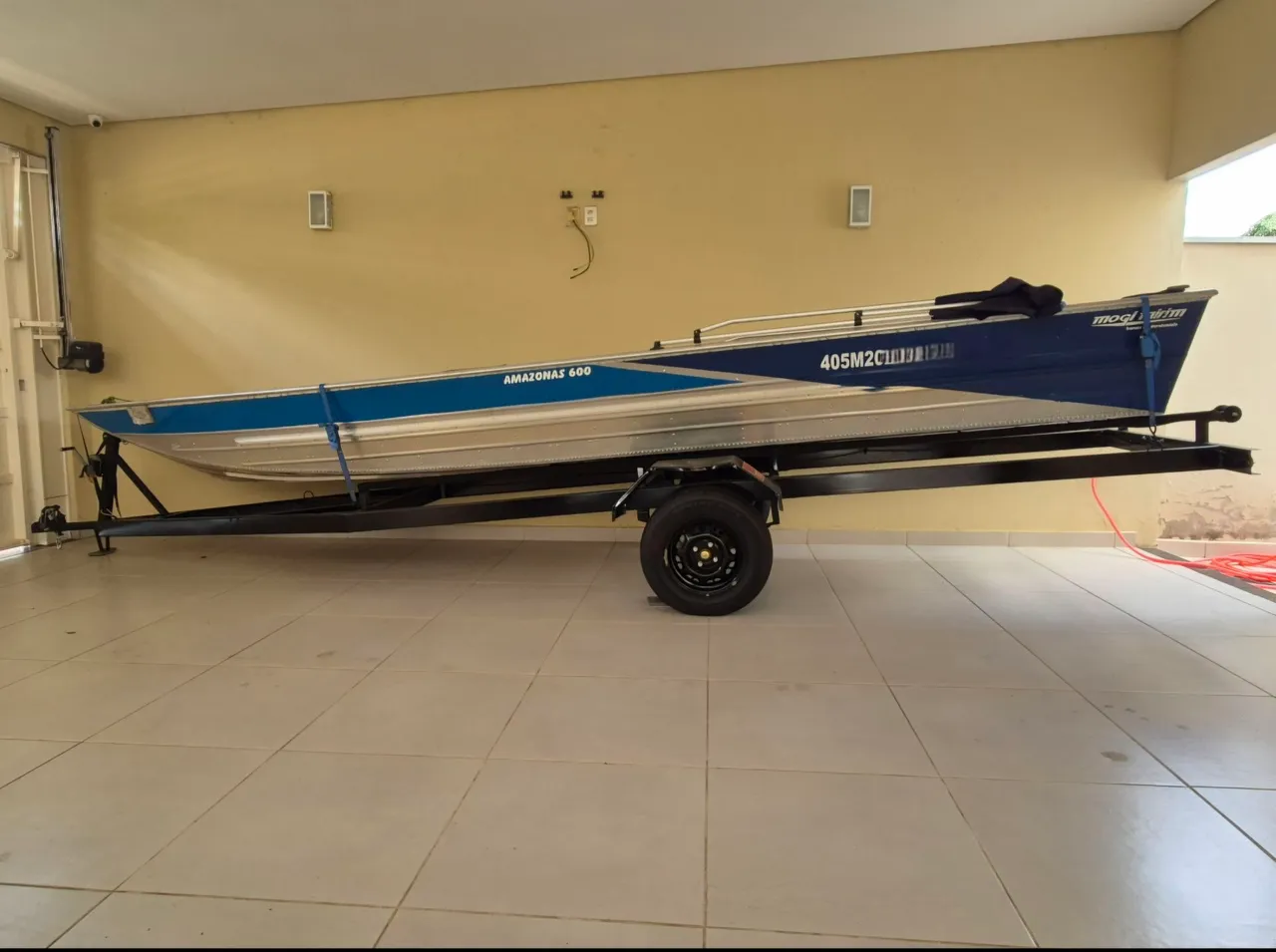 Conjunto Barco e carreta rodoviária