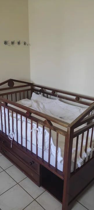 Berço Vintage com gavetas e colchão