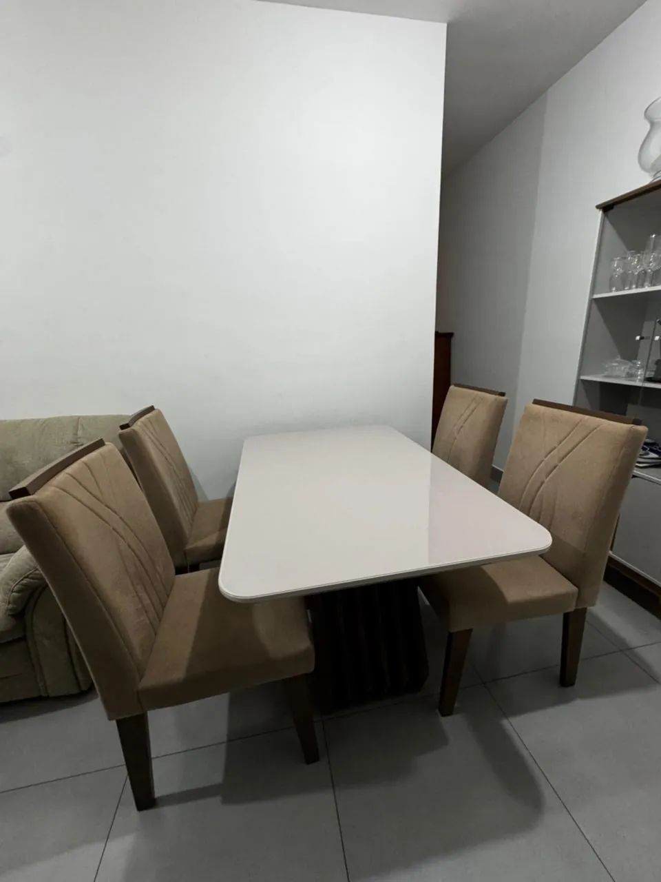 Mesa 4 cadeiras Semi nova64363872905089120