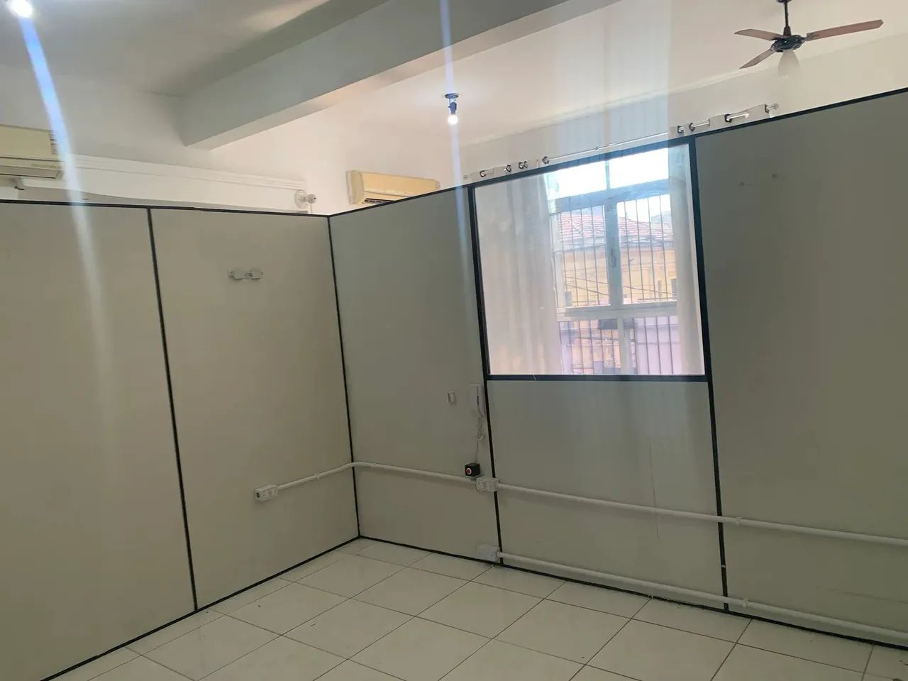 Sala comercial com divisória no centrão cozinha banheiro proximo d bancos - Foto 2