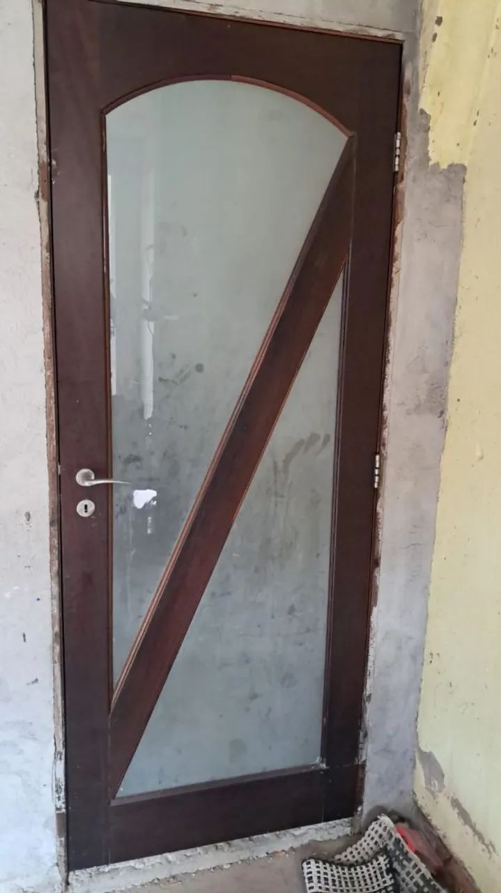 Porta madeira Maciça com batente e vidro jateado! - Foto 2