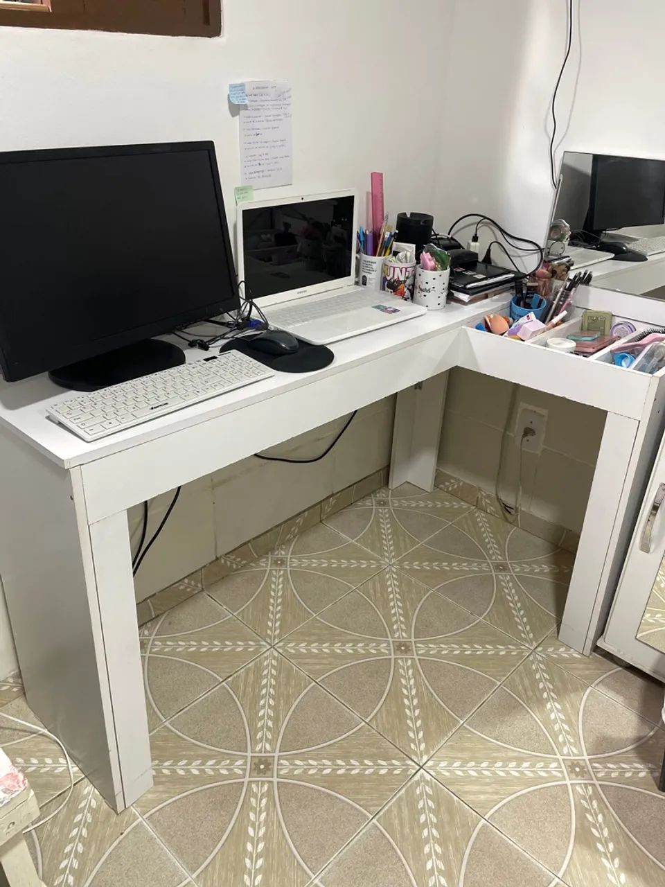Escrivaninha/penteadeira em L