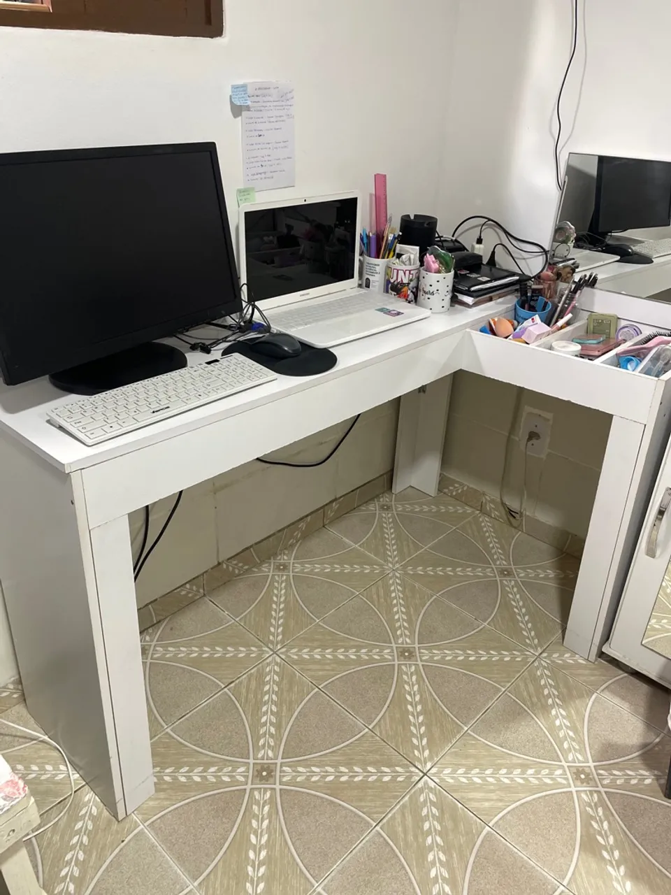 Escrivaninha/penteadeira em L