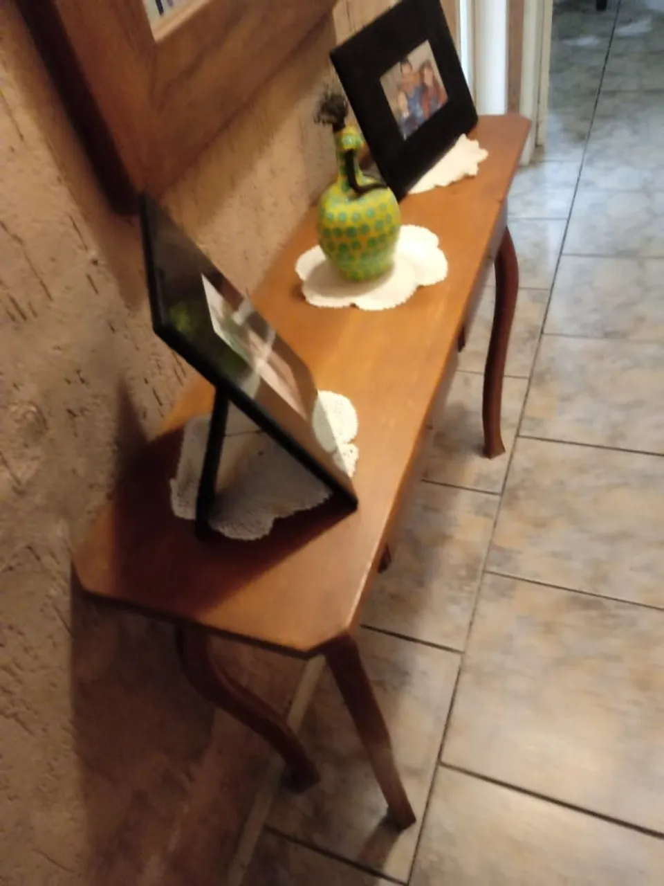Mesa de canto com decoração retrô