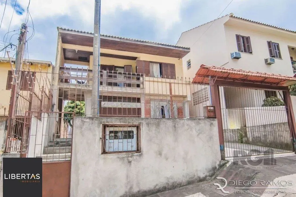 Casa de 4 dormitórios no bairro Glória