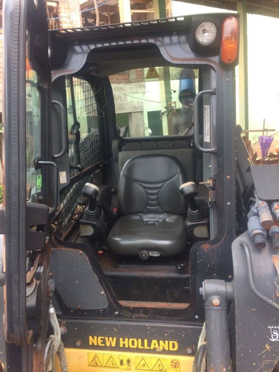 Mini Carregadeira New Holland L220 ano 2015 - Foto 5