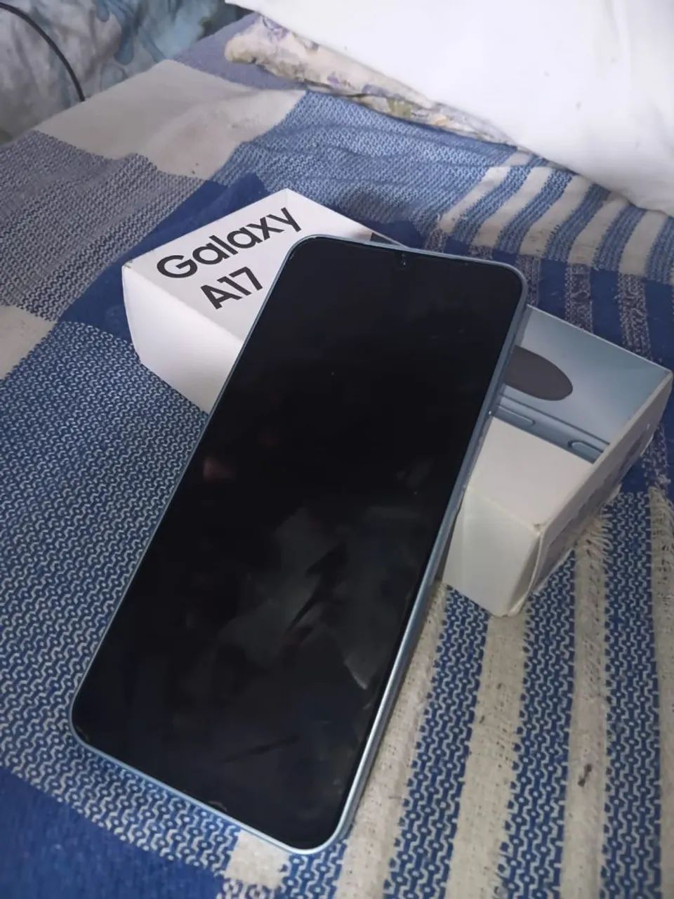 A17 novo na caixa , Com documentos e tudo ,tá com o aplicativo da PJOY. Mas funciona norma