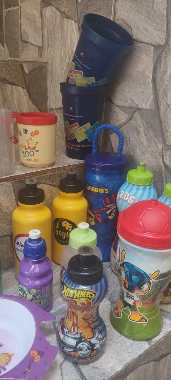 Lote de squeezes, canecas plasticas antigo - Foto 4