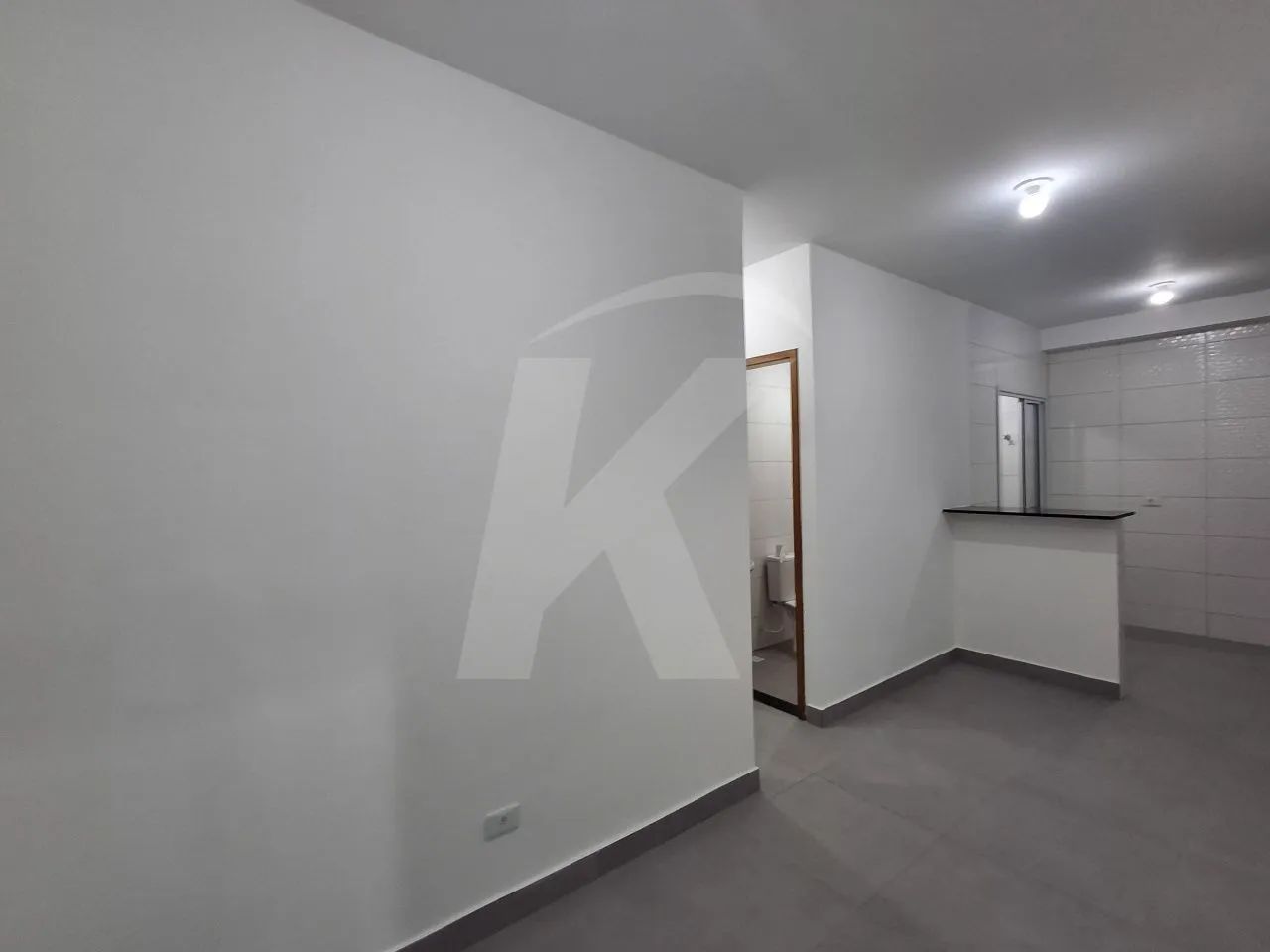 Apartamento com 2 quartos, sala, cozinha, banheiro e área de serviço.