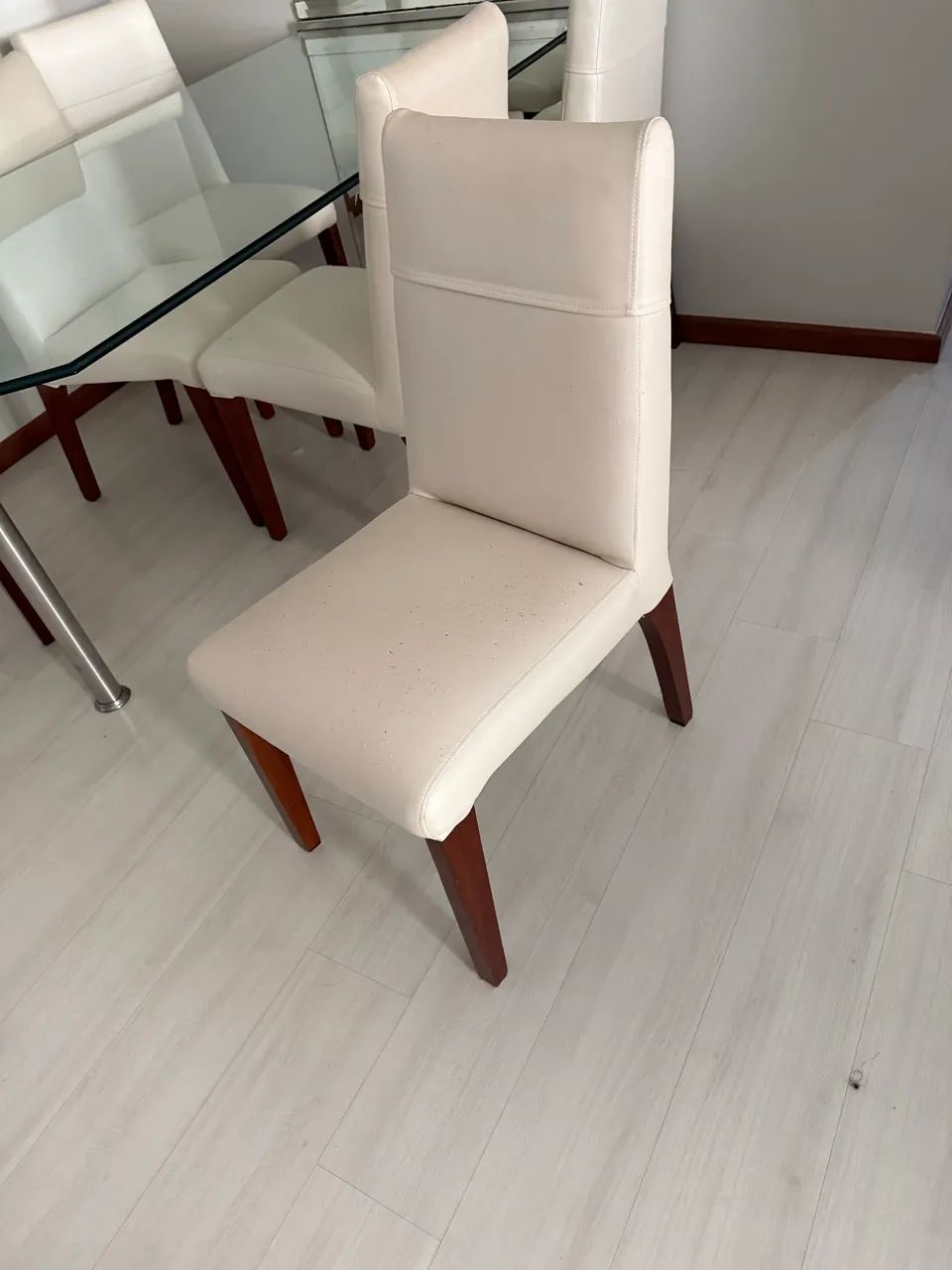 Cadeira com estofado sintético off white 