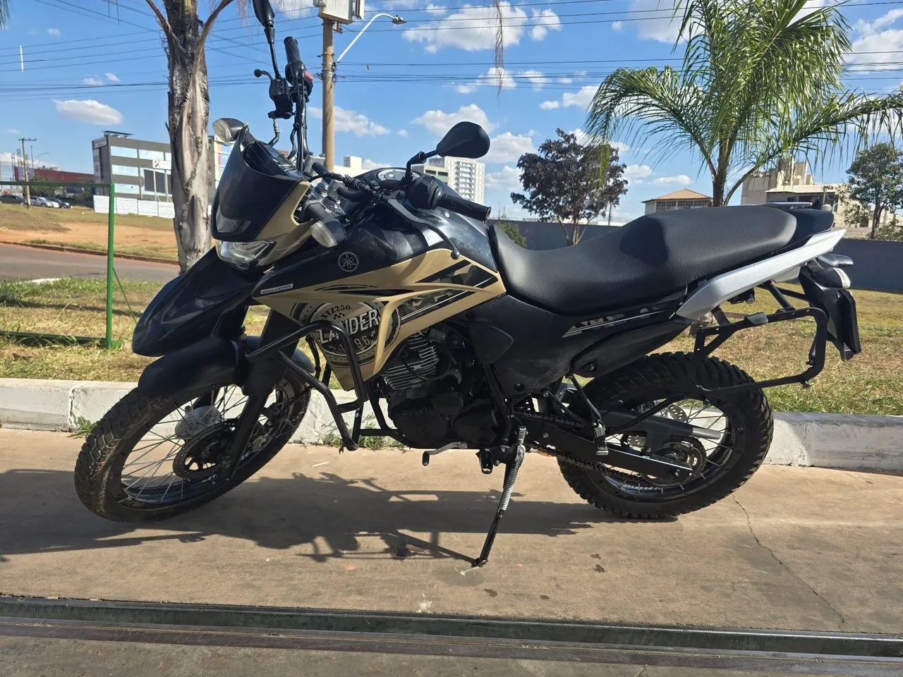 Lander 250 com Acessórios - Doc em dia