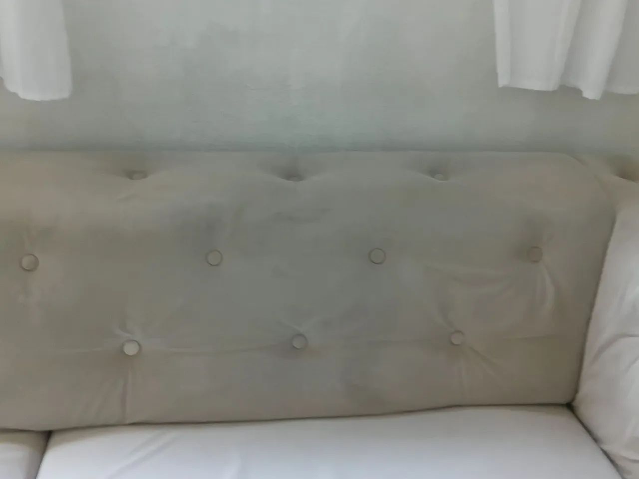 Sofá em capitonê, vendo ou troca por um menor