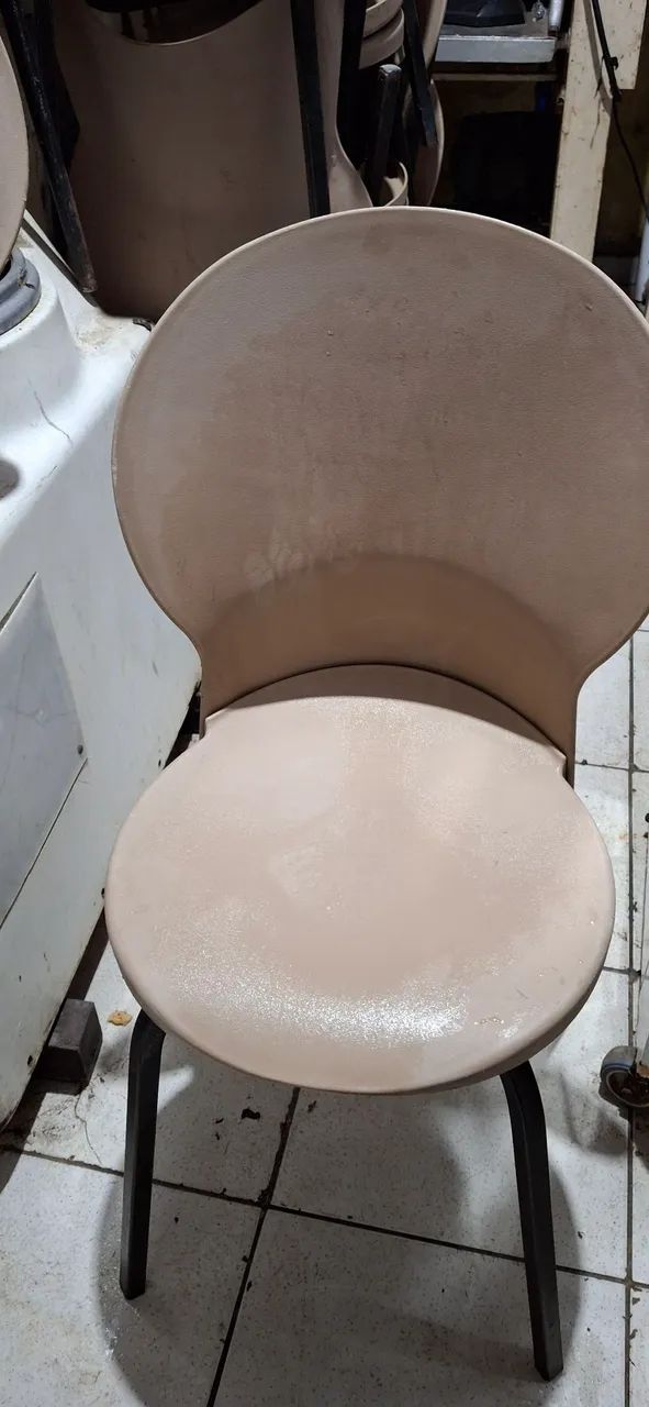 CADEIRAS DE PLÁSTICO COM AS PERNAS DE FERRO 